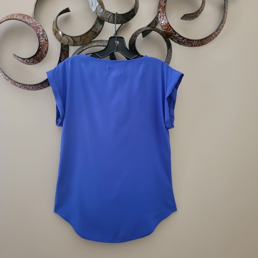 Simply Styled Sleveless Blouse - Picture 3 of 4